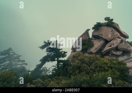 Stapel von massiven Felsen auf dem Gipfel des Berges Landschaft aus dem Westen Peak auf Hua Shan Berg, Xian, Provinz Shaanxi, China gesehen Stockfoto