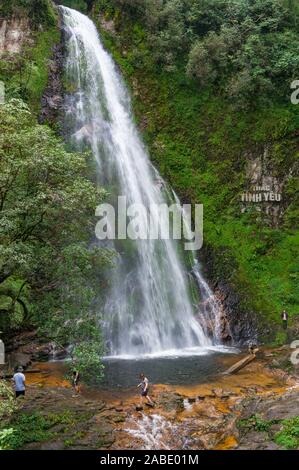 SaPa, Vietnam - 20. August 2017: Touristen an der Liebe Wasserfall Sehenswürdigkeiten Stockfoto