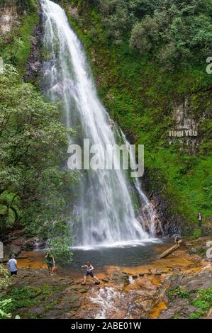 SaPa, Vietnam - 20. August 2017: Touristen an der Liebe Wasserfall Landschaft Stockfoto