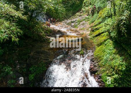 Sapa, Vietnam - 20. August 2017: Touristen Kreuzung schnelle mountain river in Golden Stream Ökotourismus, Park in Vietnam. Stockfoto