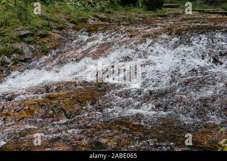 Rapid river stream über Felsen fließt. Natur Hintergrund Stockfoto