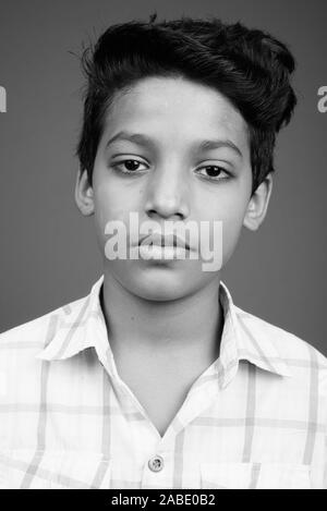 Jungen tragen kariertem Hemd gegen grauer Hintergrund Stockfoto