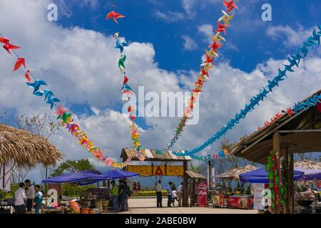 SaPa, Vietnam - 20. August 2017: bunte Fahnen am Eingang Fansipan Legende Seilbahnstation Stockfoto