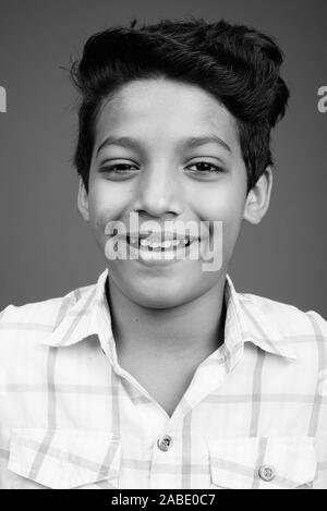 Jungen tragen kariertem Hemd gegen grauer Hintergrund Stockfoto