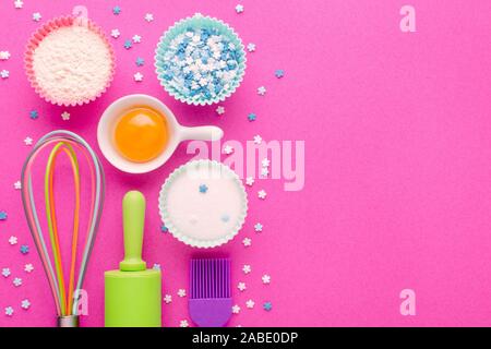 Zutaten für Backen und Küchengeräte auf rosa Hintergrund mit Kopie Raum Stockfoto