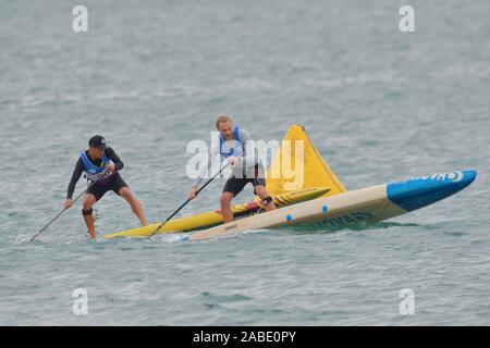 Teilnehmer am COYC Cup 2019 ICF Stand Up Paddling Meisterschaften in Qingdao Olympic Sailing Center in Qingdao Stadt statt, East China Shan Stockfoto