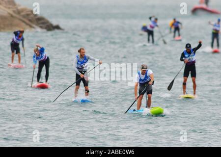 Teilnehmer am COYC Cup 2019 ICF Stand Up Paddling Meisterschaften in Qingdao Olympic Sailing Center in Qingdao Stadt statt, East China Shan Stockfoto