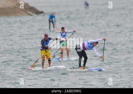 Teilnehmer am COYC Cup 2019 ICF Stand Up Paddling Meisterschaften in Qingdao Olympic Sailing Center in Qingdao Stadt statt, East China Shan Stockfoto