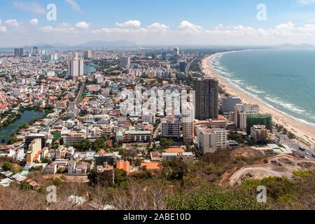 Panoramablick auf die Stadt von Vung Tau und der Küste mit dem Meer im Süden von Vietnam. Die Erdölförderung in Vietnam. Stockfoto