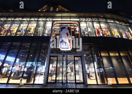 Blick auf die NBA Logo außerhalb der NBA Flagship Store in Peking, China, 9. Oktober 2019. Houston Rockets ietms sind aus dem Regal in Peking NBA Flaggschiff Stockfoto