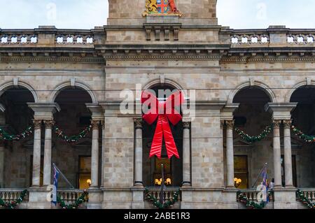 Adelaide, Australien - November 10, 2017: Adelaide Rathaus Weihnachtsschmuck Stockfoto