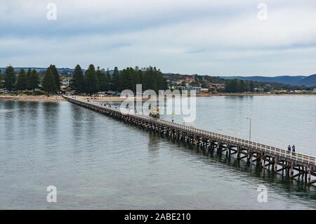 Victor Harbor, Australien - 11 November, 2017: von Pferden gezogene Straßenbahn auf dem Weg nach Granite Island Stockfoto