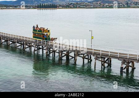 Victor Harbor, Australien - 11 November, 2017: von Pferden gezogene Straßenbahn auf dem Weg nach Granite Island Stockfoto