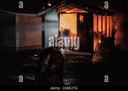 Spencer, Oklahoma, USA. 26 Nov, 2019. Ein wildfire brannte aus Steuerung für ein paar Stunden am Dienstag Abend in der Nähe von Spencer, OK Credit: Brett Conner/ZUMA Draht/Alamy leben Nachrichten Stockfoto