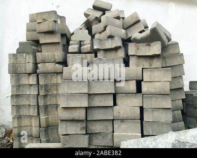 Graue Pflastersteine. Stapel der grauen Ziegeln. Bürgersteig Blöcke Stockfoto