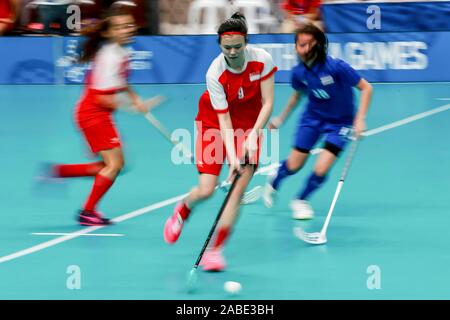 Quezon City, Philippinen. 27 Nov, 2019. Jerelee Ong (F) von Singapur konkurriert während der Vorrunde der Frauen floorball Übereinstimmung zwischen Thailand und Singapur am Meer Spiele 2019 in Quezon City, Philippinen, Nov. 27, 2019. Credit: rouelle Umali/Xinhua/Alamy leben Nachrichten Stockfoto