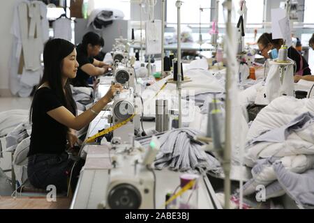 Arbeitnehmer Jacken in einem Werk von Bosideng, der führende chinesische Daunenjacke brandk, der gerade seine erstaunliche Debüt an der Mailänder Modewoche 2010, Stockfoto