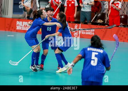 Quezon City, Philippinen. 27 Nov, 2019. Spieler aus Thailand feiern während der Vorrunde der Frauen floorball Übereinstimmung zwischen Thailand und Singapur am Meer Spiele 2019 in Quezon City, Philippinen, Nov. 27, 2019. Credit: rouelle Umali/Xinhua/Alamy leben Nachrichten Stockfoto