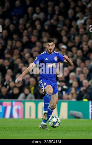 London, Großbritannien. 26 Nov, 2019. Giorgos Masouras von Olympiakos während der UEFA Champions League Match zwischen den Tottenham Hotspur und Olympiakos Piräus Piräus bei Tottenham Hotspur Stadion in London, England. Foto von Carlton Myrie. Nur die redaktionelle Nutzung, eine Lizenz für die gewerbliche Nutzung erforderlich. Keine Verwendung in Wetten, Spiele oder einer einzelnen Verein/Liga/player Publikationen. Credit: UK Sport Pics Ltd/Alamy leben Nachrichten Stockfoto