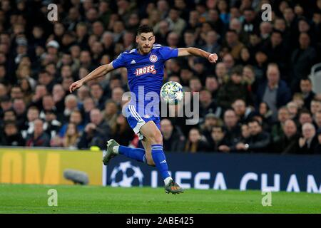 London, Großbritannien. 26 Nov, 2019. Giorgos Masouras von Olympiakos in Aktion während der UEFA Champions League Match zwischen den Tottenham Hotspur und Olympiakos Piräus Piräus bei Tottenham Hotspur Stadion in London, England. Foto von Carlton Myrie. Nur die redaktionelle Nutzung, eine Lizenz für die gewerbliche Nutzung erforderlich. Keine Verwendung in Wetten, Spiele oder einer einzelnen Verein/Liga/player Publikationen. Credit: UK Sport Pics Ltd/Alamy leben Nachrichten Stockfoto