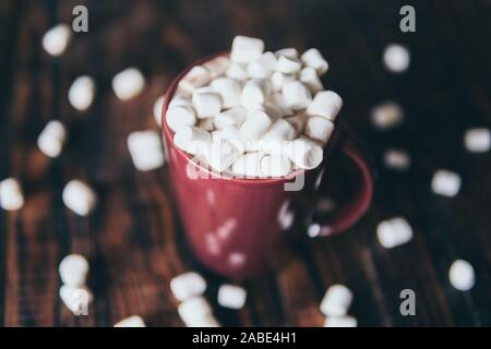 Close-up auf heiße Schokolade Tasse mit Marshmallow auf dunklen Hintergrund Stockfoto