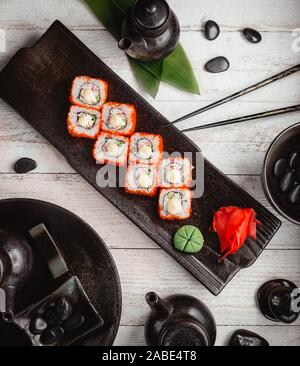 Blick von oben auf die Sushi Rollen mit Crab Sticks und Gurken mit roten tobiko Stockfoto