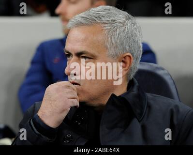 London, Großbritannien. 26. November 2019. Tottenham Hotspur Manager Jose Mourinho während der Champions League Gruppe B zwischen den Tottenham Hotspur und Olympiakos bei Tottenham Hotspur Stadion, London, England am 26. November 2019 Credit: Aktion Foto Sport/Alamy leben Nachrichten Stockfoto