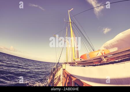 Fischaugen-objektiv Bild von einem alten Segelschiff, Farbe Tonen angewendet. Stockfoto