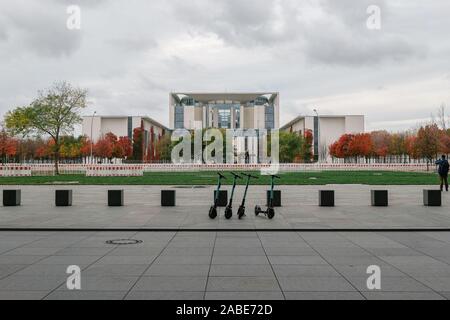 Elektroroller vor Berlin Bundeskanzleramt, grüner Transport Stockfoto