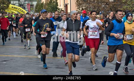 Zrenjanin, Serbien, Oktober 06. 2019. Auto Start vor einer großen Gruppe von Konkurrenten beginnt an der Startlinie in 4 Straßen der Zrenjanin Stockfoto