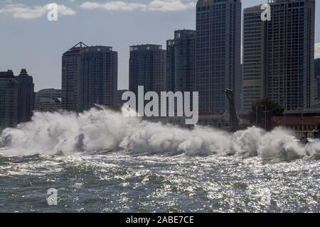 Riesige Wellen, die durch leistungsfähige kalte Luft verursacht Beat das Ufer in Yantai, Provinz Shandong, China vom 14. Oktober 2019. *** Local Caption *** fachaoshi Stockfoto