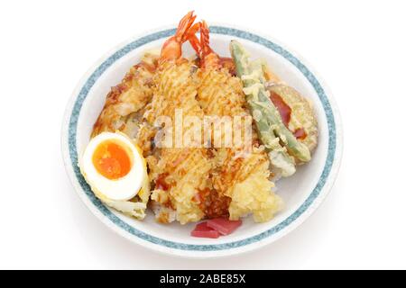 Japanisches Essen Sehnen, Schüssel Reis gebratener Fisch, Garnelen, Gemüse. Stockfoto