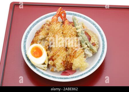 Japanisches Essen Sehnen, Schüssel Reis gebratener Fisch, Garnelen, Gemüse. Stockfoto