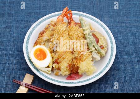 Japanisches Essen Sehnen, Schüssel Reis gebratener Fisch, Garnelen, Gemüse. Stockfoto