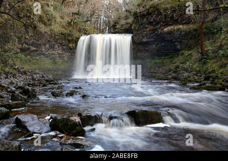 Sgwd yr Eira Wasserfall im Winter Afdon Merllte Fluss Ystradfellte Brecon Beacons National Park Fforest Fawr UNESCO-Geopark Wales UK Stockfoto