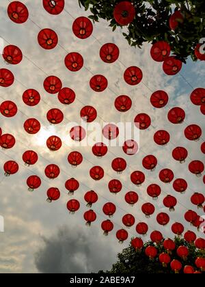 Low Angle View der Zeilen von traditionellen roten Lampions gegen den Nachmittag Himmel bei einem chinesischen Tempel. Rot ist eine festliche Farbe und mit celebrat verwendet Stockfoto