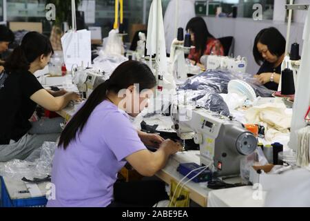 Arbeitnehmer Jacken in einem Werk von Bosideng, der führende chinesische Daunenjacke brandk, der gerade seine erstaunliche Debüt an der Mailänder Modewoche 2010, Stockfoto