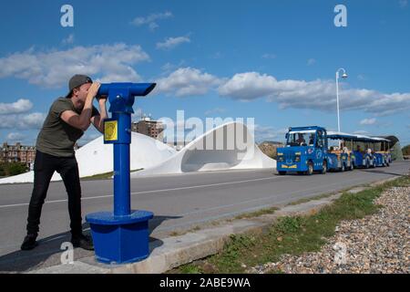 Littlehampton, West Sussex, UK, September 04, 2019, eine Person durch ein Teleskop in Richtung Meer auf der Suche nach touristischen Zug Ansätze in Arundel. Stockfoto