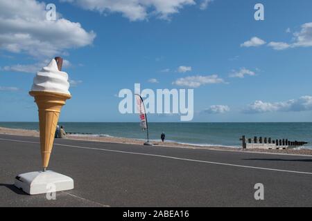 Littlehampton, West Sussex, UK, September 04, 2019. Littlehampton Strandpromenade an einem klaren und sonnigen Tag. Stockfoto