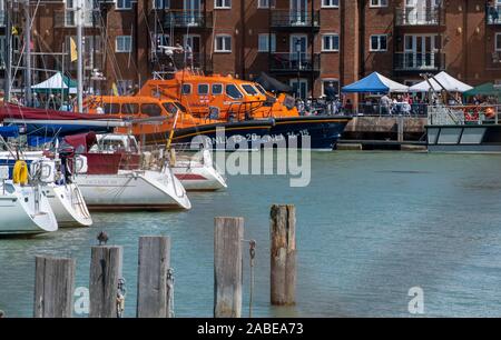 Littlehampton, West Sussex, UK, August 18, 2019, Littlehampton Waterfront Festival, RNLI Rettungsboote auf Anzeige auf dem Fluss Arun. Stockfoto