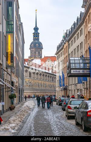 Touristen Flut durch winterliche Topfer Straße vorbei das Hilton zu den berühmten fürstenzug im August Straße. Stockfoto