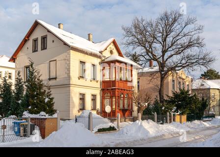 Verschneite Straße und die Stadt Villa nach einem schweren Wintereinbruch im Stadtteil Klotzsche Dresden, Sachsen, Deutschland. Stockfoto