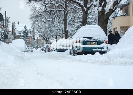 Starke Schneefälle haben den Angriff der Winter in weiten Teilen Deutschlands, auch im Dresdner Stadtteil Klotzsche. Stockfoto