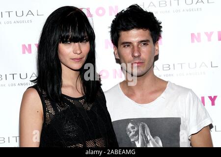 New York, NY, USA. 21. Juni 2011. Leigh Lezark, und Geordon Nicol, der misshapes an den 2011 Nylon Musik Problem Launch Party. Quelle: Steve Mack/Alamy Stockfoto