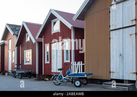 12 Juli 2019, Schweden, Resö: Zwei Mopeds stehen vor der roten und gelben Fischerhütten im Hafen von resö. Foto: Stephan Schulz/dpa-Zentralbild/ZB Stockfoto