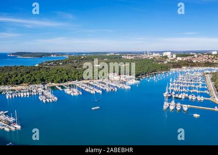 Eine Luftaufnahme der Halbinsel Verudela mit Yachten und Boote in Pula, Istrien, Kroatien Stockfoto