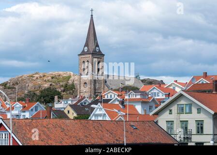 09 Juli 2019, Schweden, Hedekas: Blick auf die steinerne Kirche von Fjällbacka. Es wurde im Jahr 1892 abgeschlossen. Auf dem angrenzenden Friedhof gibt es ein Grabstein, den deutschen Soldaten, die an Land vor Fjällbacka gewaschen wurden während und nach dem Ersten Weltkrieg zu gedenken. Der Grabstein inspiriert der schwedische Schriftsteller Camilla Läckberg ihr Roman Engel aus Eis zu schreiben. Foto: Stephan Schulz/dpa-Zentralbild/ZB Stockfoto