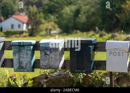 10 Juli 2019, Schweden, Resö: Mailboxen hängen von einem Zaun auf der Insel Resö. Foto: Stephan Schulz/dpa-Zentralbild/ZB Stockfoto