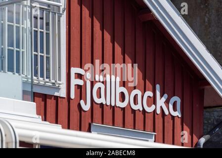 09 Juli 2019, Schweden, Hedekas: Das Wort Fjällbacka auf einem Haus Giebel geschrieben wird. Fjällbacka ist einer der beliebtesten Ferienorte an der schwedischen Westküste. Foto: Stephan Schulz/dpa-Zentralbild/ZB Stockfoto