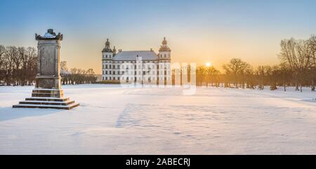 Sonnenaufgang am Skokloster Motormuseum im Winter, Uppland, Schweden, Skandinavien Stockfoto